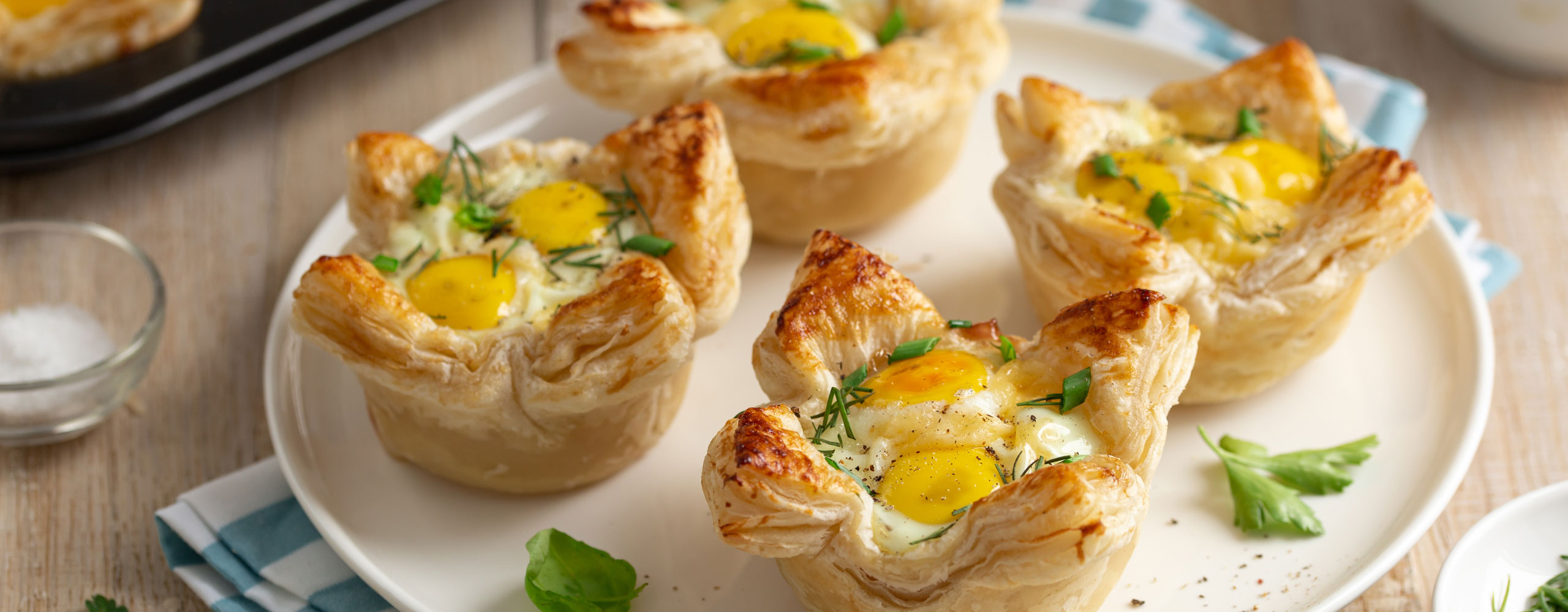 cestini con uova di quaglia e formaggio
