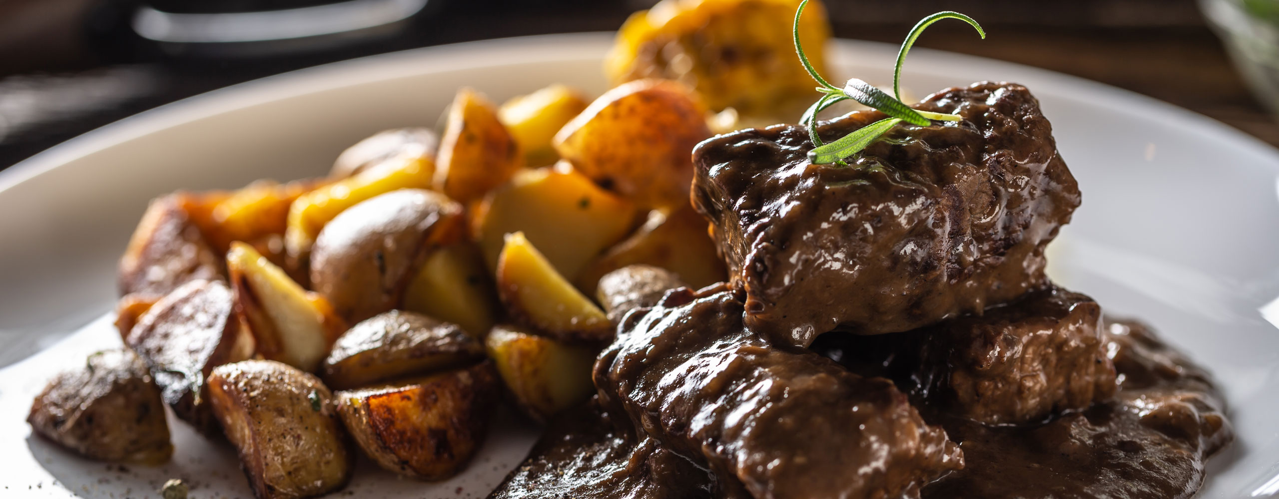 stufato di selvaggina con patate al forno