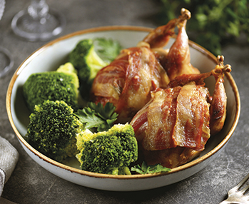 Quaglie al forno in pancetta con broccoli bolliti